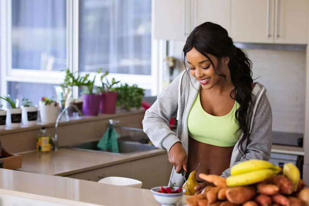 vrouw in de keuken die fruit aan het snijden is