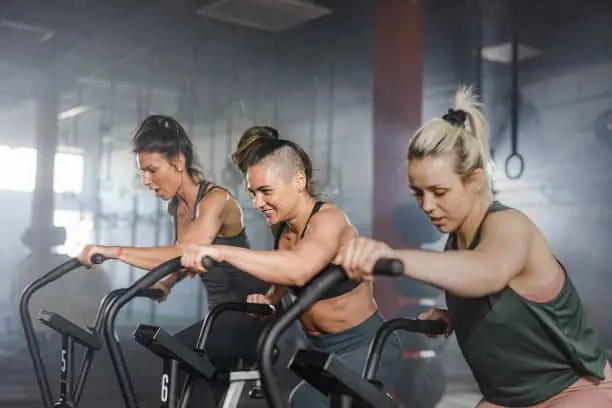 vrouwen die fitness oefeningen doen
