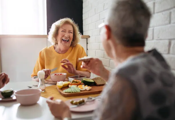 man en vrouw gezond aan het eten