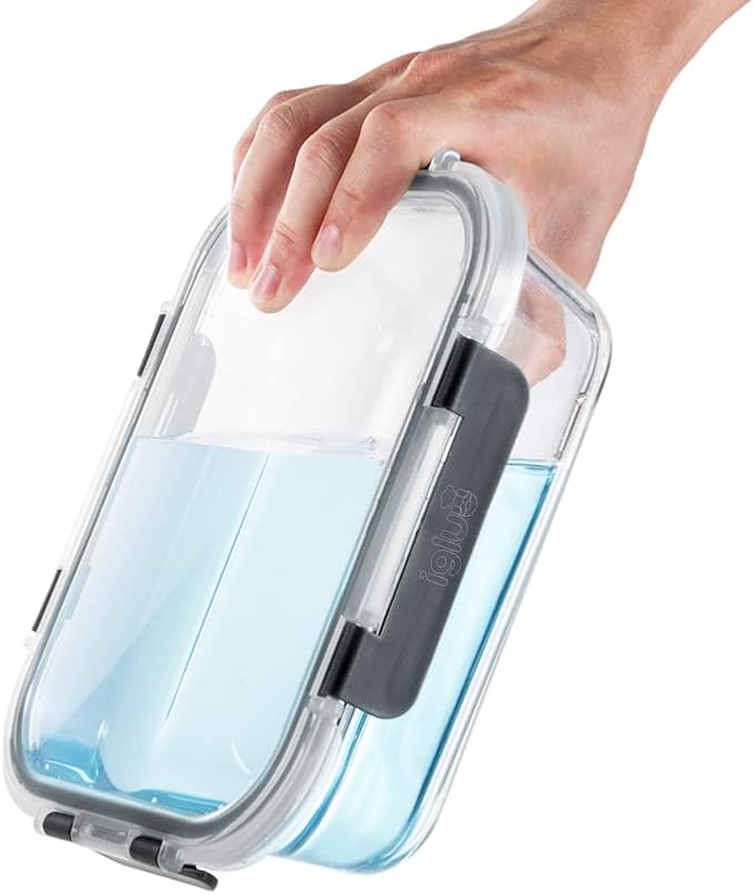 Glazen meal prep bakje dat wordt vastgehouden