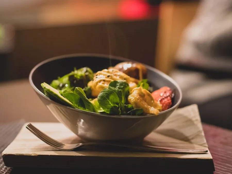 Salade met gegrilde kip en verse groenten