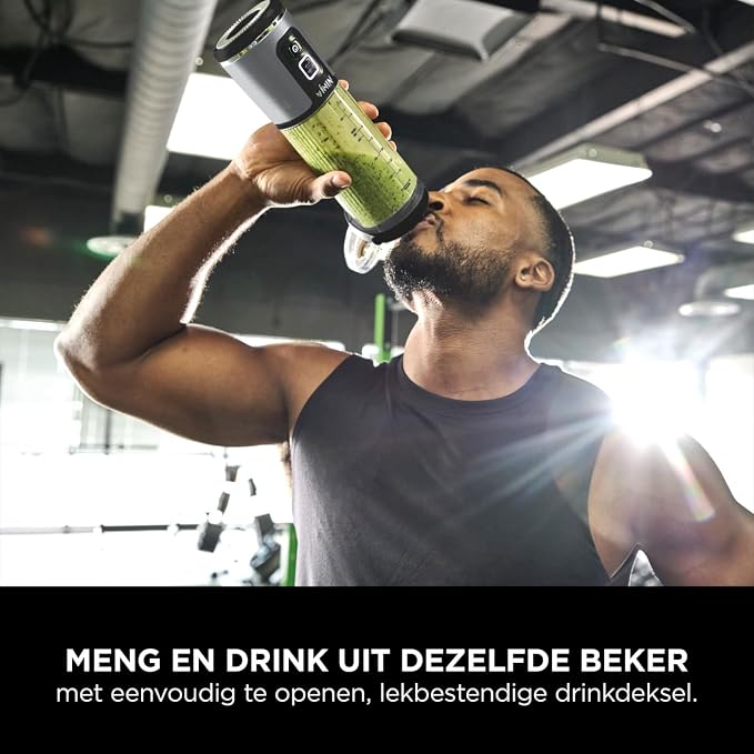 Man drinkt een groene smoothie rechtstreeks uit de Ninja Blast beker