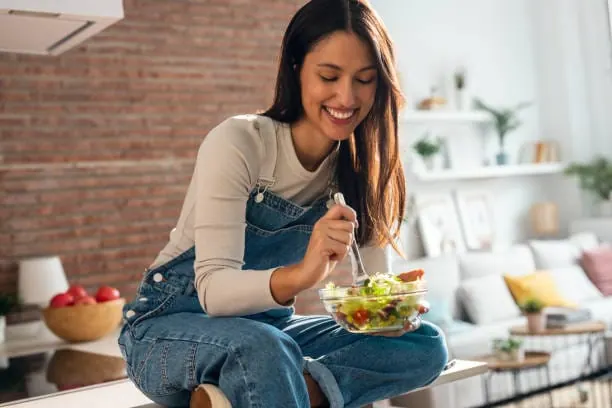 vrouw eet gezonde salade
