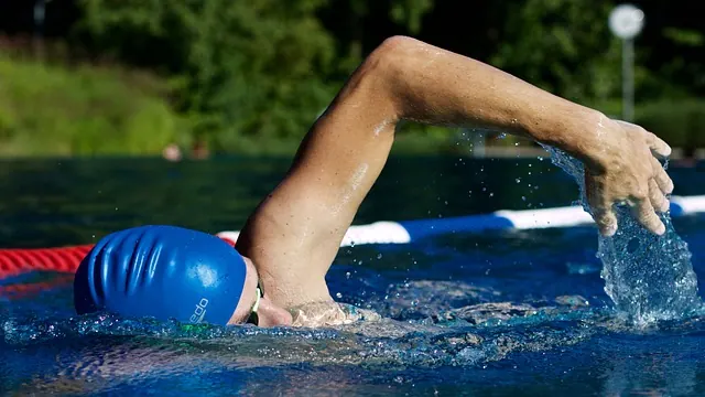 een man die sport oefeningen doet