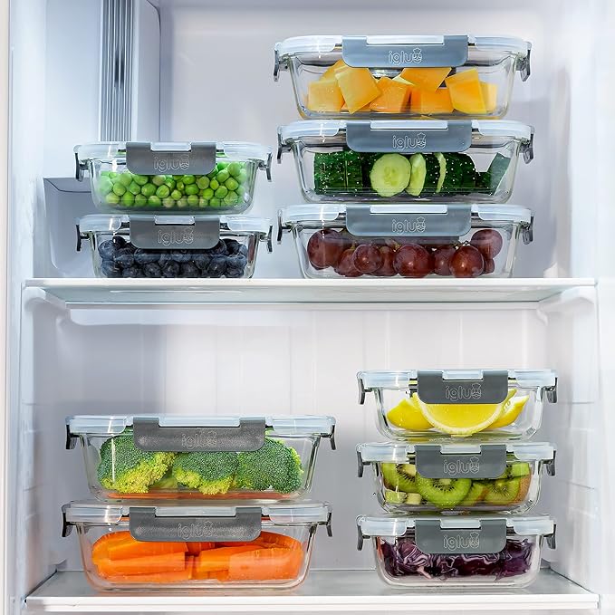 Glazen meal prep bakjes met groente en fruit in de koelkast