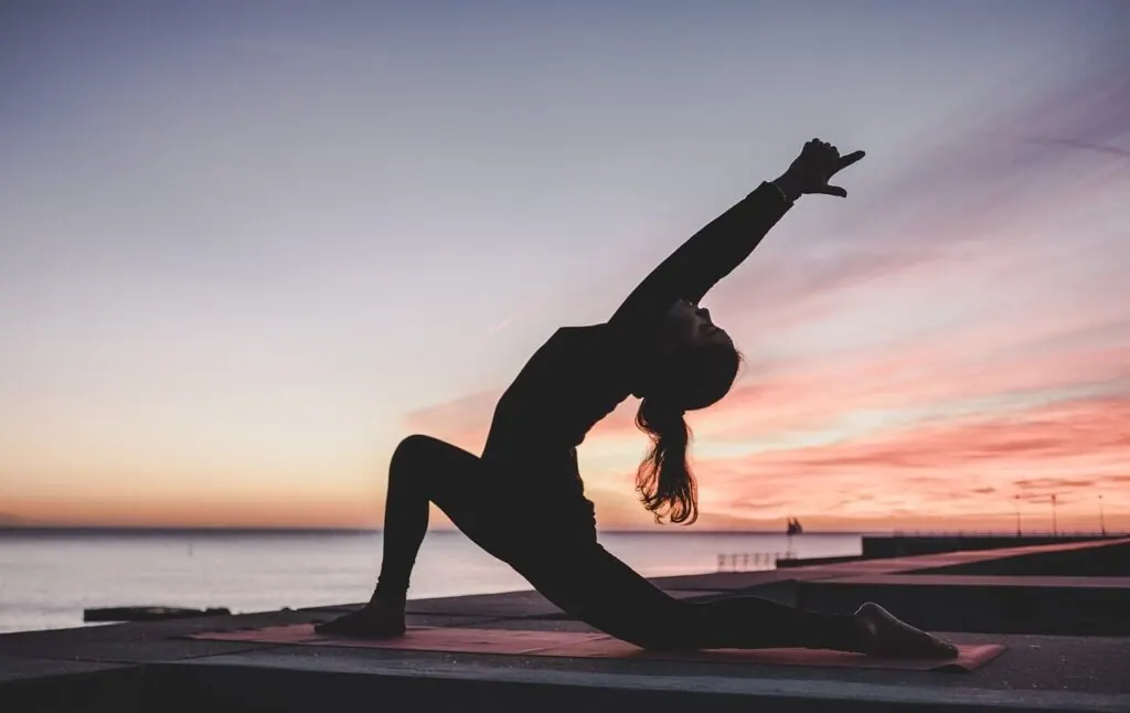 Heerlijke yoga doen in de buitenlucht