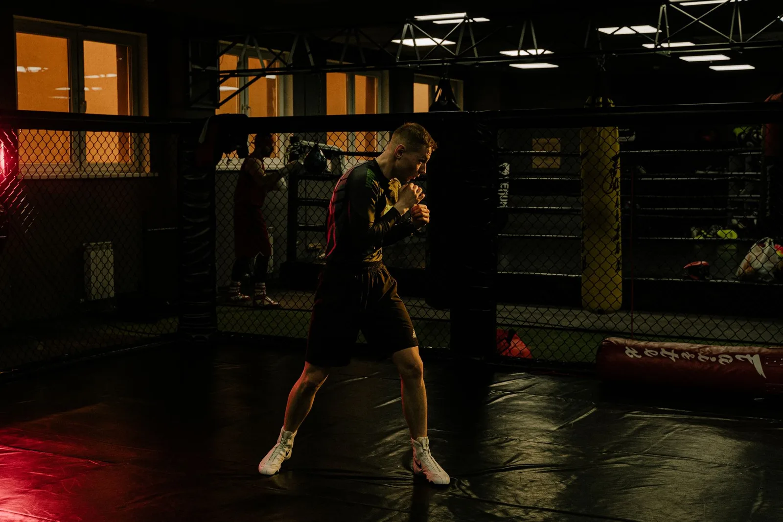 Intermittent fasting schema met goedkoop weekmenu — A dedicated boxer honing his skills in a dimly lit boxing gym, showcasing intense focus.