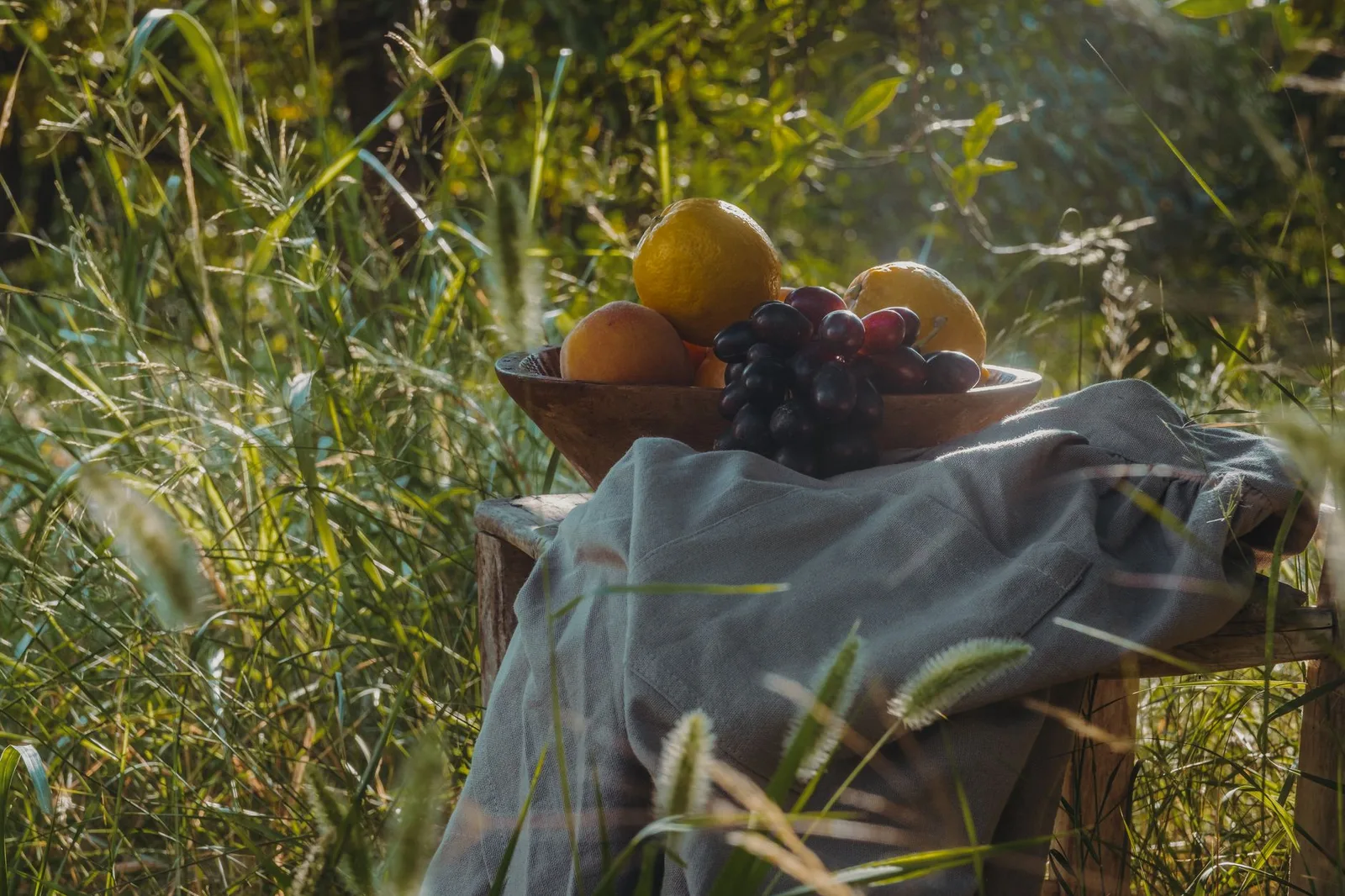 Een houten schaal met vers fruit als voorbeeld van een kleine fruitportie binnen een gematigd koolhydraatarm menu.